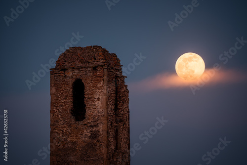 Fotografering the ruins of the church tower and the moonrise in full moon