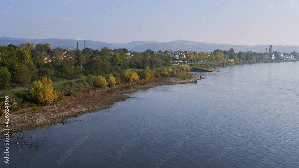 Blick auf das herbstliche Rheinufer bei Engers