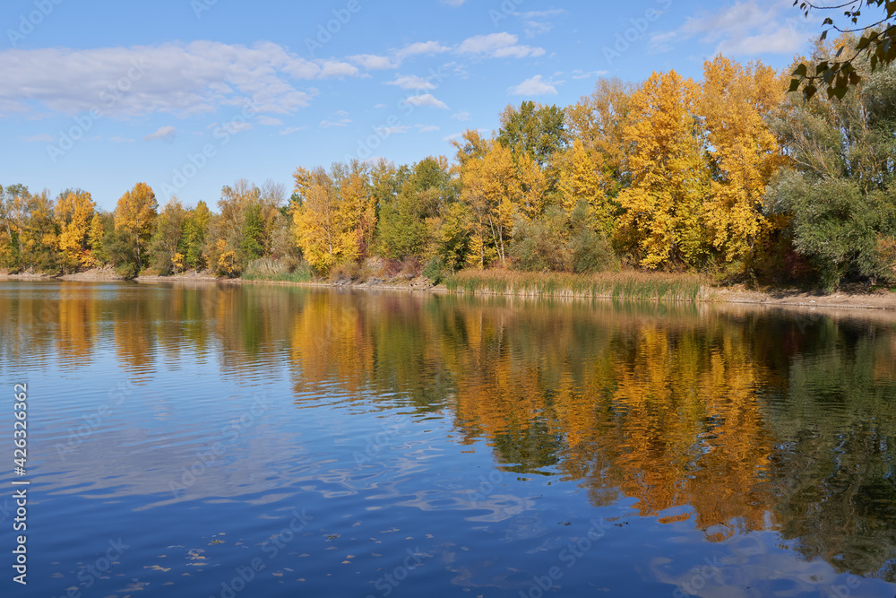 Seenlandschaft in leuchtenden Herbstfarben