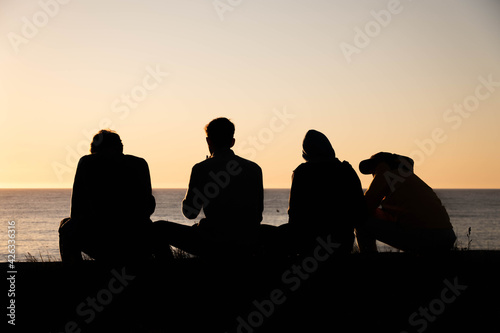 silhouettes of people at sunset © Ferran Lozano Roig