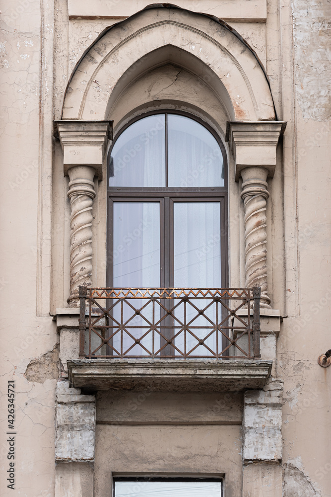 Obraz premium Windows on old city facades, with decorative elements
