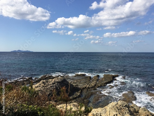 奇石が広がる海岸線と日本海の風景