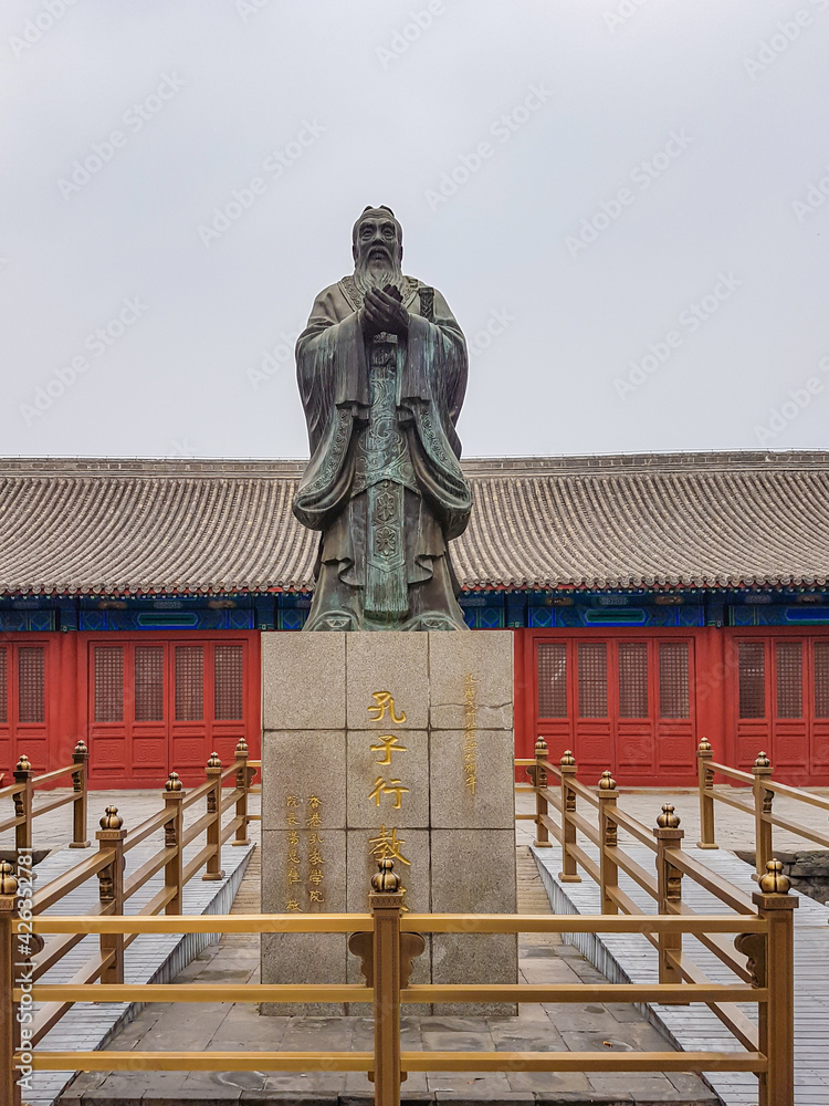Foto de A statue of Confucius in front of Confucius temple in Beijing