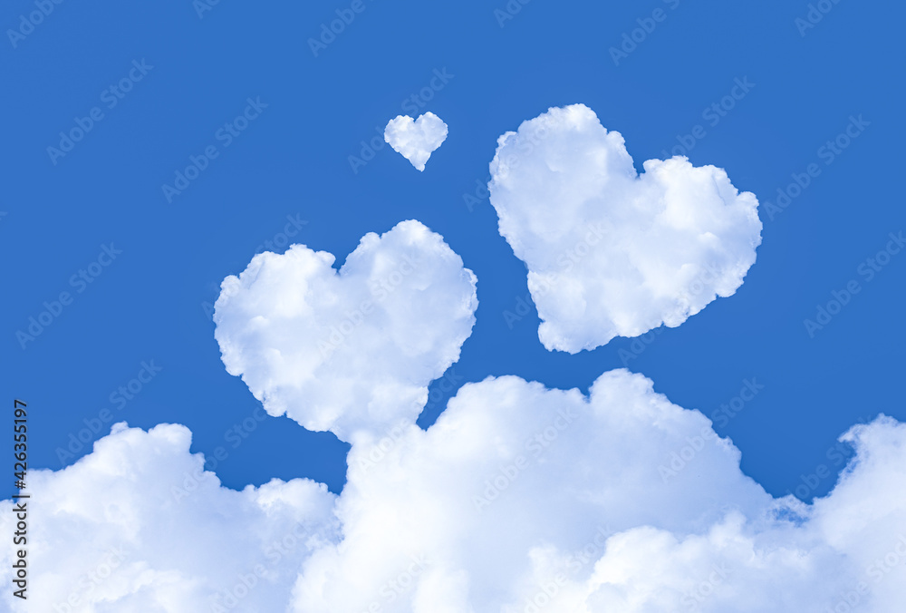 Naklejka premium heart shape cloud in blue sky. Perfect for a romantic background.