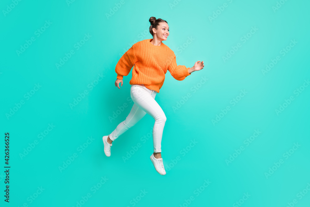 Obraz premium Full size photo of young attractive lovely smiling girl running in air looking copyspace isolated on teal color background