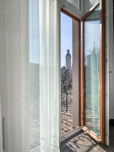 Blick durchs Fenster auf das Neue Rathaus in Leipzig