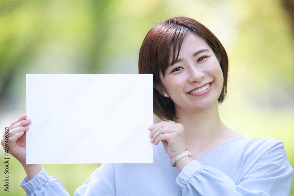 メッセージボードを持つ女性社員 メッセージボードを持つ女性社員