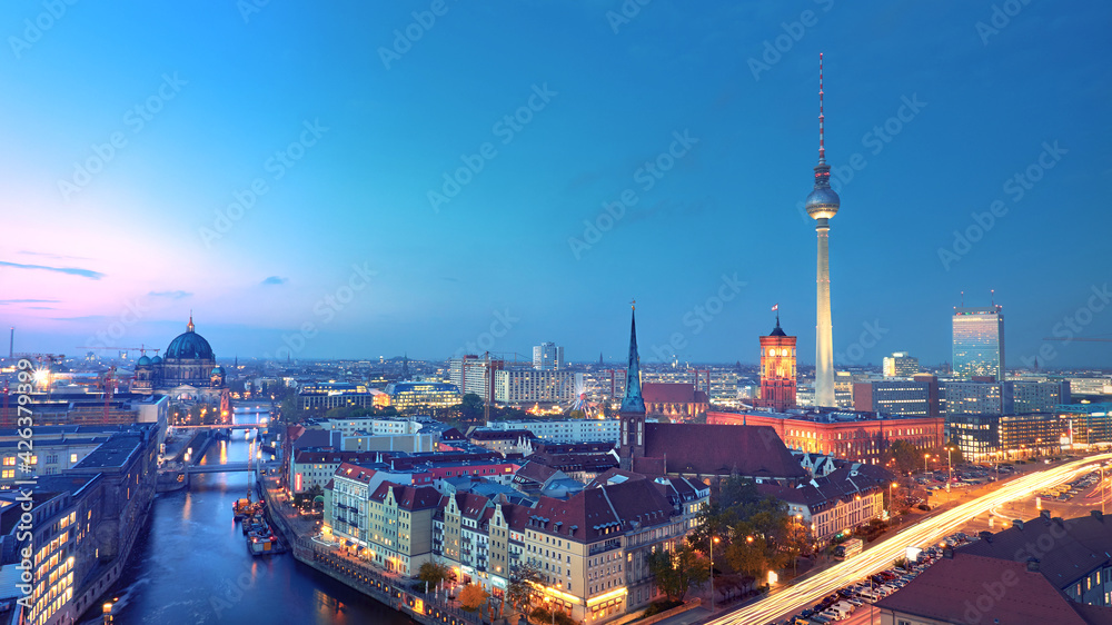 Obraz premium Skyline Of Berlin in Germany after sunset