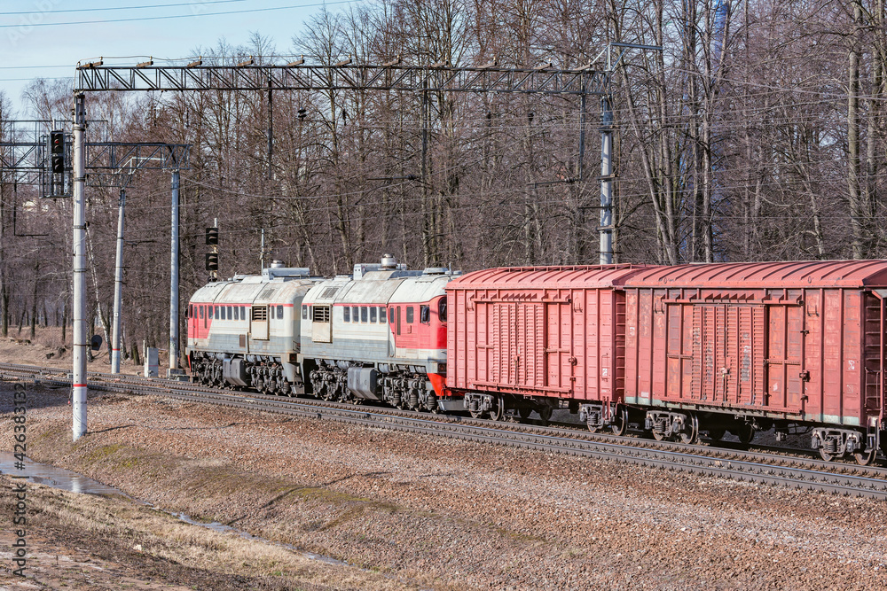 Naklejka premium Long freight train approaches.