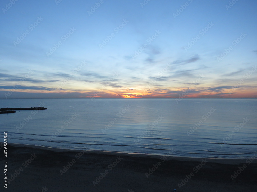 Amanecer nublado en Port Saplaya, Valencia. Amanecer nublado en Port Saplaya, Valencia.