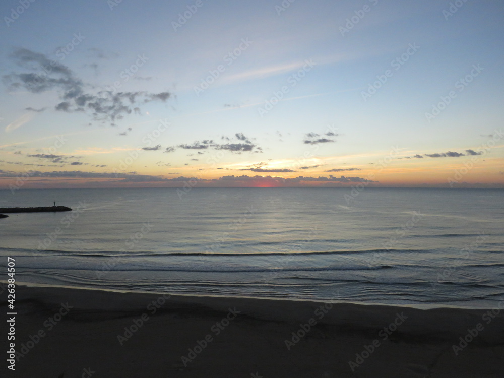 Obraz premium Amanecer nublado en Port Saplaya, Valencia.