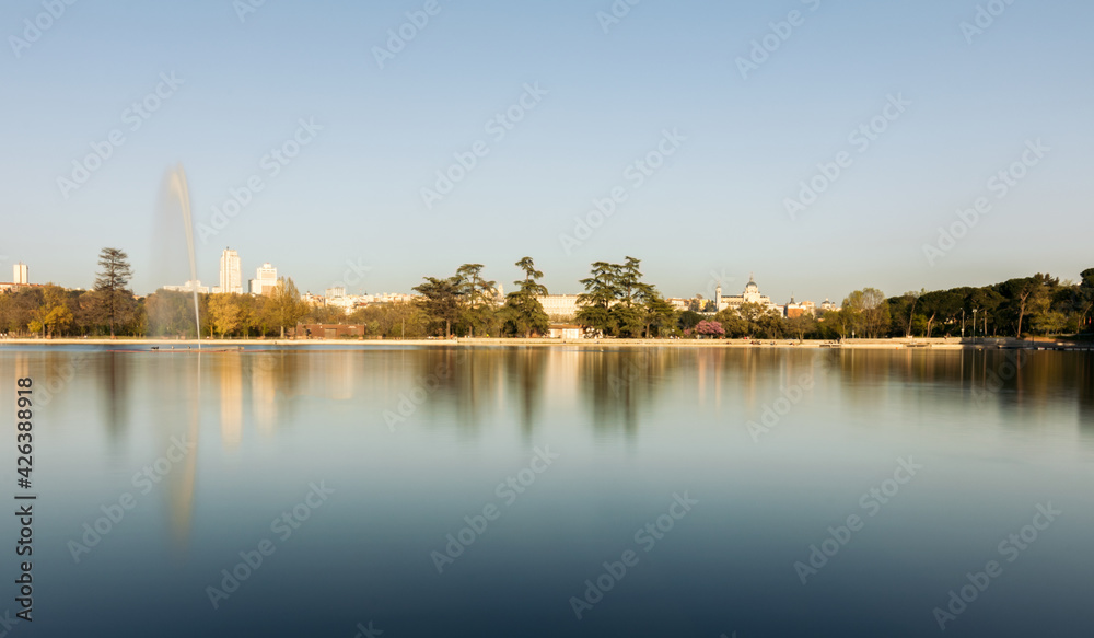 Obraz premium Casa de campo lake in madrid, spain