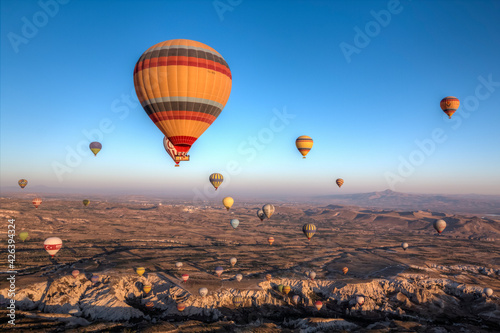 Cielo lleno de globos aerostáticos Turquía