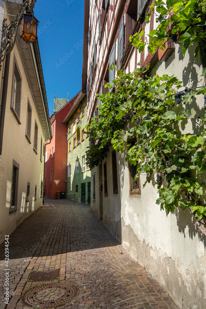 Obraz premium Narrow street in the city of Meersburg, Germany