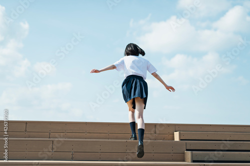 Schilderij op canvas 階段を駆け上がる女子学生