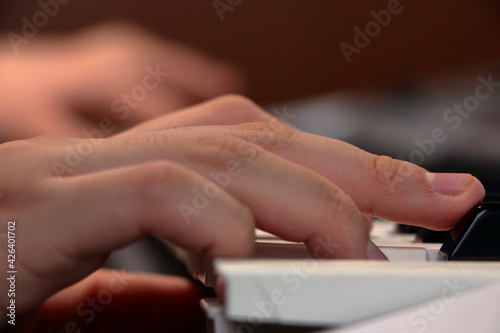 manos de una adolescente tocando el piano