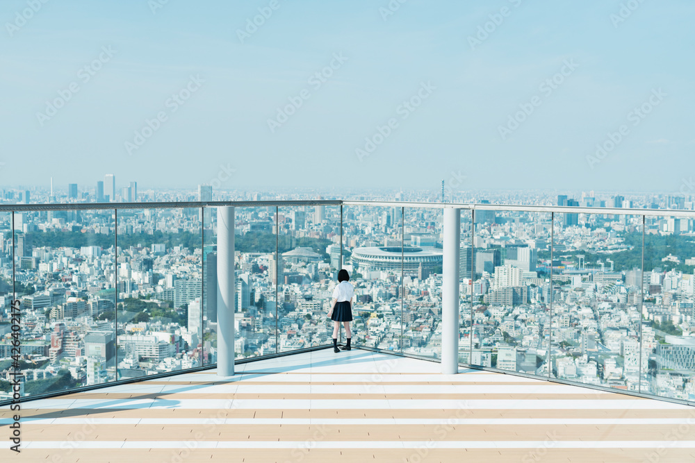 Fototapeta premium 展望台にいる女子学生