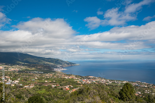 Küstenlandschaft mit Bergen und bewölktem Himmel an einem sonnigen Tag. La Palma, Kanarische Insel