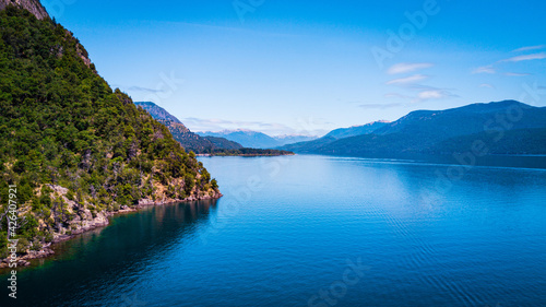 "Lago Lacar" a las costas de la ciudad de San Martin de los Andes, Patagonia, Argentina. Lago de deshielo ubicado entre las montañas en verano.