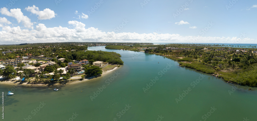 Vista panorâmica da Barra do Jacuípe, praia localizada no litoral do município de Camaçari, na Bahia, Brasil, Imagem capturada acima do rio Capivara