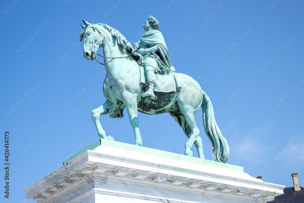 Obraz premium Equestrian statue of King Frederick V of Denmark at Amalienborg Slot (Amalienborg Palace) copenhagen Region Sjælland (Region Zealand) Denmark