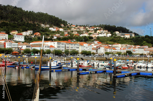 Panoramic view of the town of Muros (A Coruña), from its port. © Adolfo Nuñez