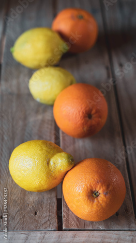 Naranjas y limones sobre mesa de tablas de madera