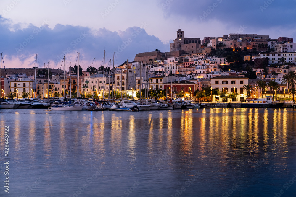 Puerto de Ibiza antes del amanecer