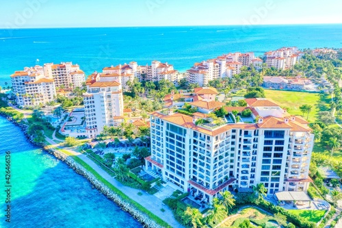 Картината върху платно Fisher Island Miami Palazzo Della Luna