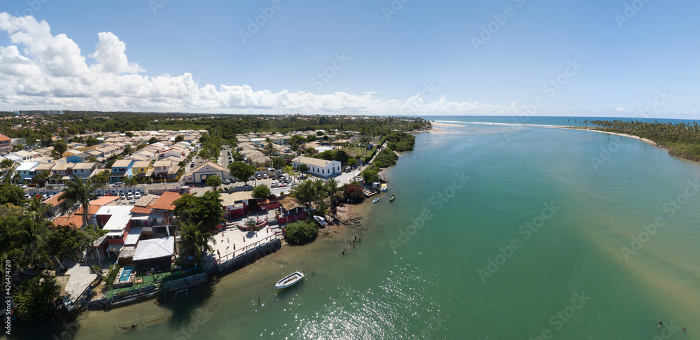 Vista panorâmica da Barra do Jacuípe, praia localizada no litoral do município de Camaçari, na Bahia, Brasil, Imagem capturada acima do rio Capivara
