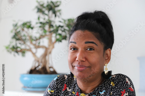 femme noir mauricienne expressive