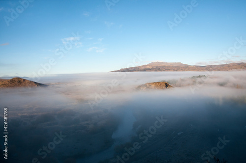Fototapeta Naklejka Na Ścianę i Meble -  Niebla en el valle