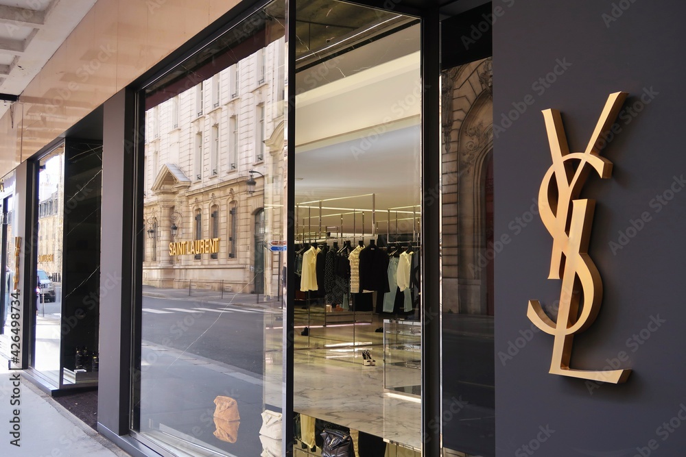 Logo et enseigne de la célèbre marque de luxe française Yves Saint Laurent  (YSL), sur la devanture de sa boutique de la rue du Faubourg-Saint-Honoré à  Paris - mars 2021 (France) Photos
