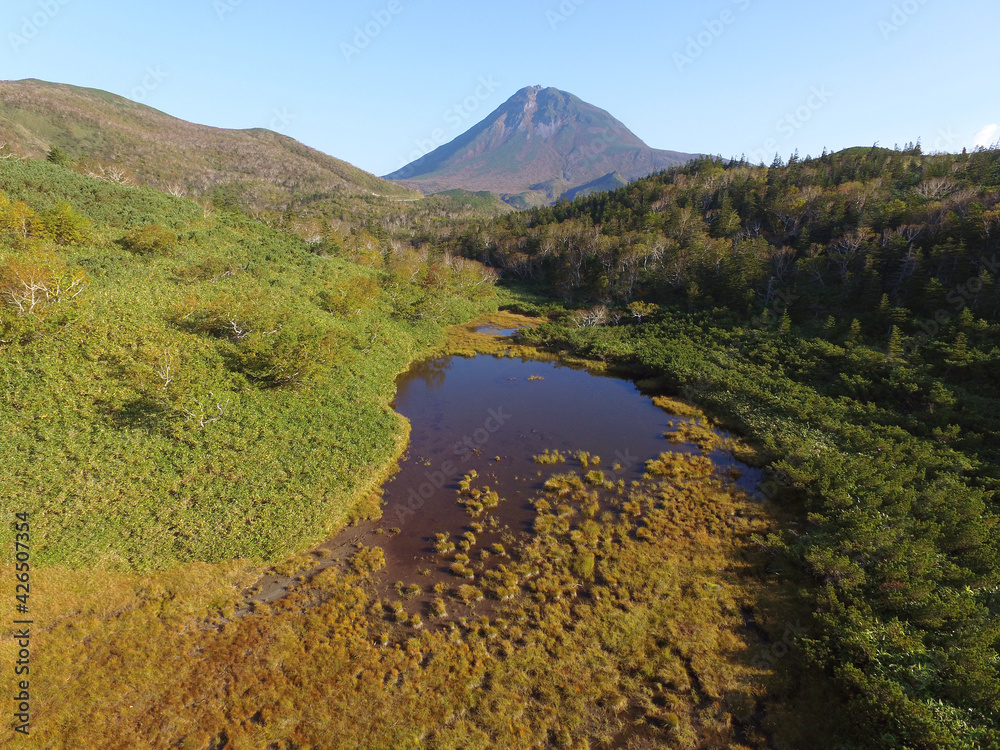 Obraz premium 空撮・秋の羅臼湖(北海道・知床)