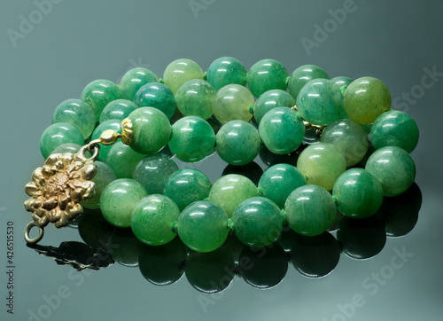 collana di giada naturale verde con parti in  oro photo