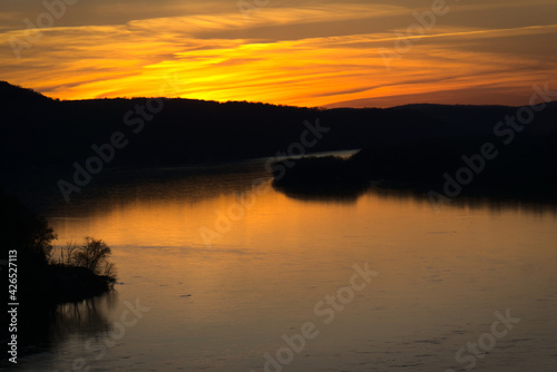 Fototapeta Naklejka Na Ścianę i Meble -  sunset on the river