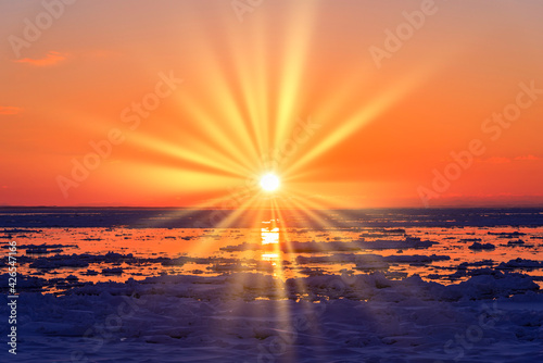 オホーツク海の流氷原に沈む夕日