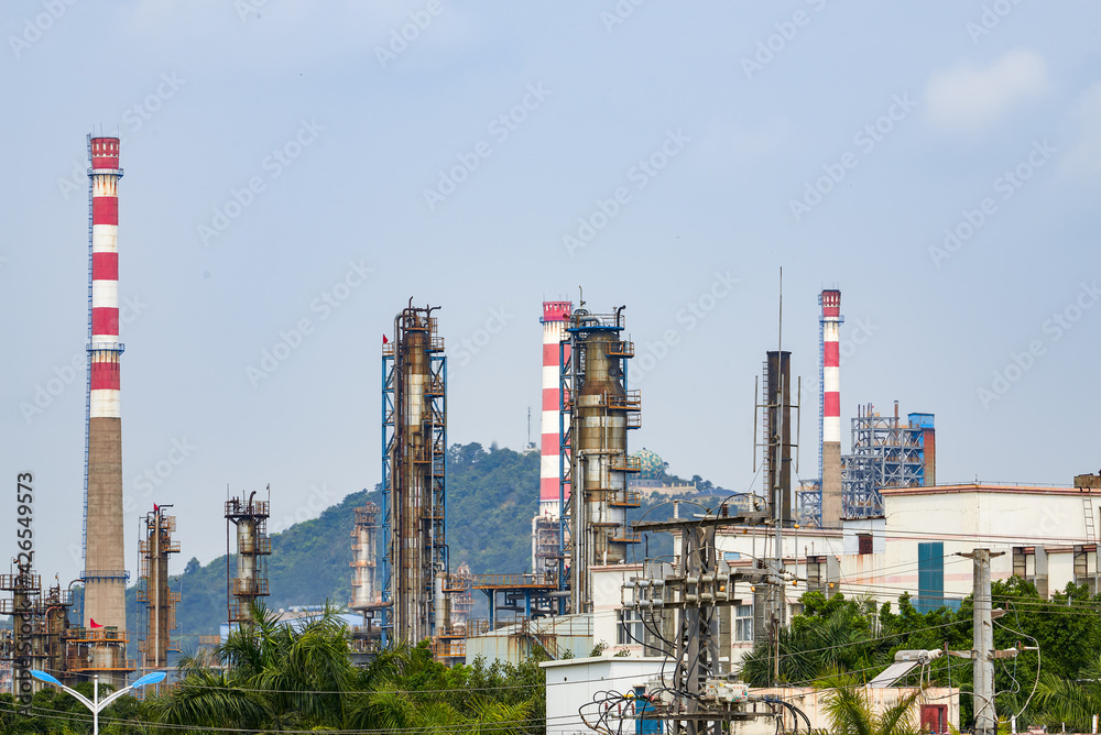 Obraz premium Plant equipment and chimney pipes of large oil refineries