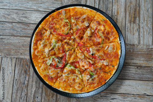 Delicious chicken pizza that is still warm