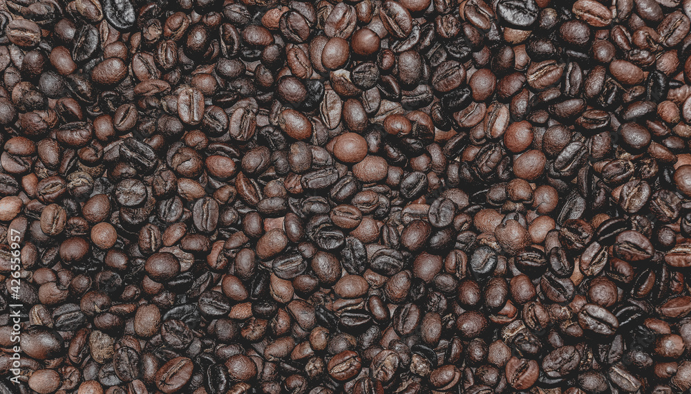 Naklejka premium Coffee bean. Top view of full bean coffee. Coffee beans background. Coffee bean after roasting. Dark style coffee bean background
