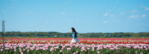 花畑で遊ぶ少女