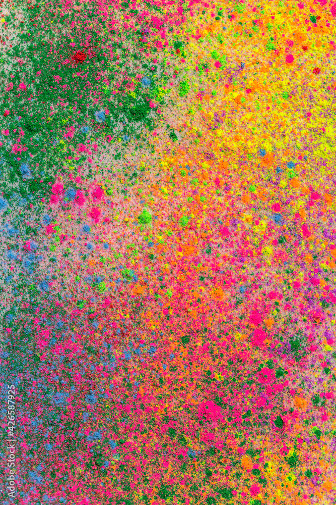 Sprinkle several colors of dust on the white paper that is spinning around until the dust is circular. Sprinkle several colors of dust on the white paper that is spinning around until the dust is circular.