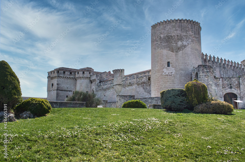 Vista general del castillo medieval de Cuellar en la provincia de Segovia, España