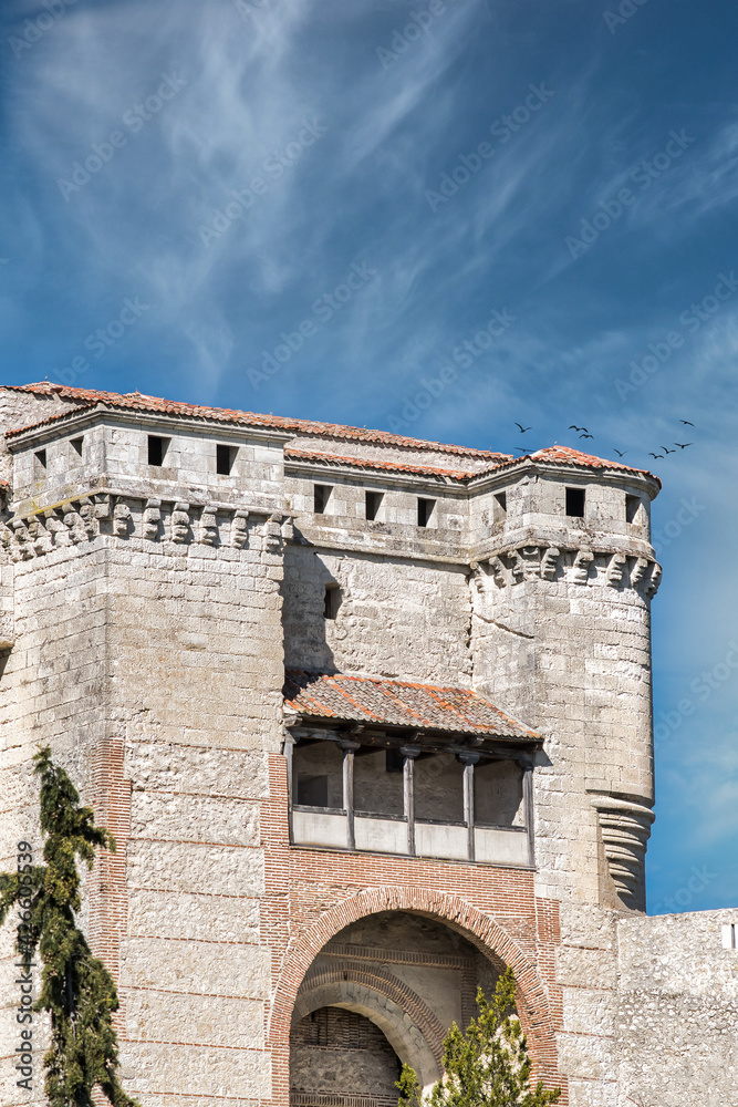 Detalle torre, balcón y arco mudejar en el castillo medieval de Cuellar, provincia de Segovia