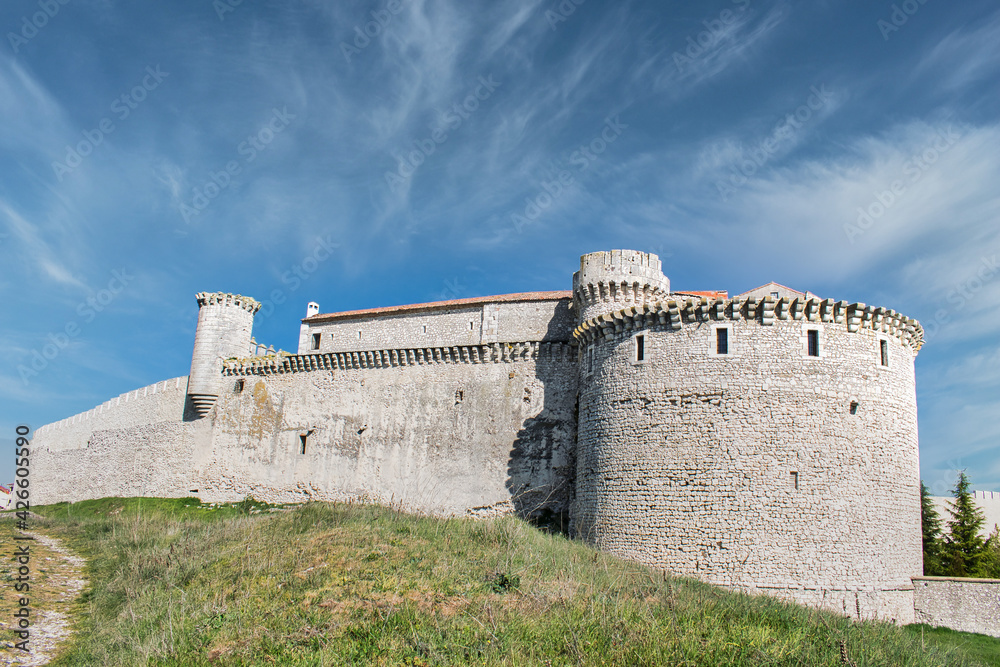 Muro oeste del castillo medieval de Cuellar en la provincia de Segovia