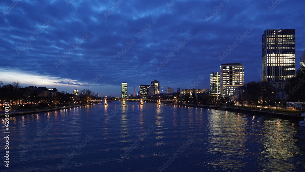 Blick vom Main auf die nächtliche Skyline von Frankfurt