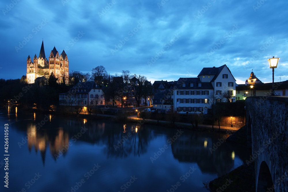 Blick auf den Limburger Dom zur blauen Stunde von der Lahnbrücke