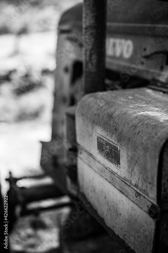 Tractores viejos dejados en el campo
