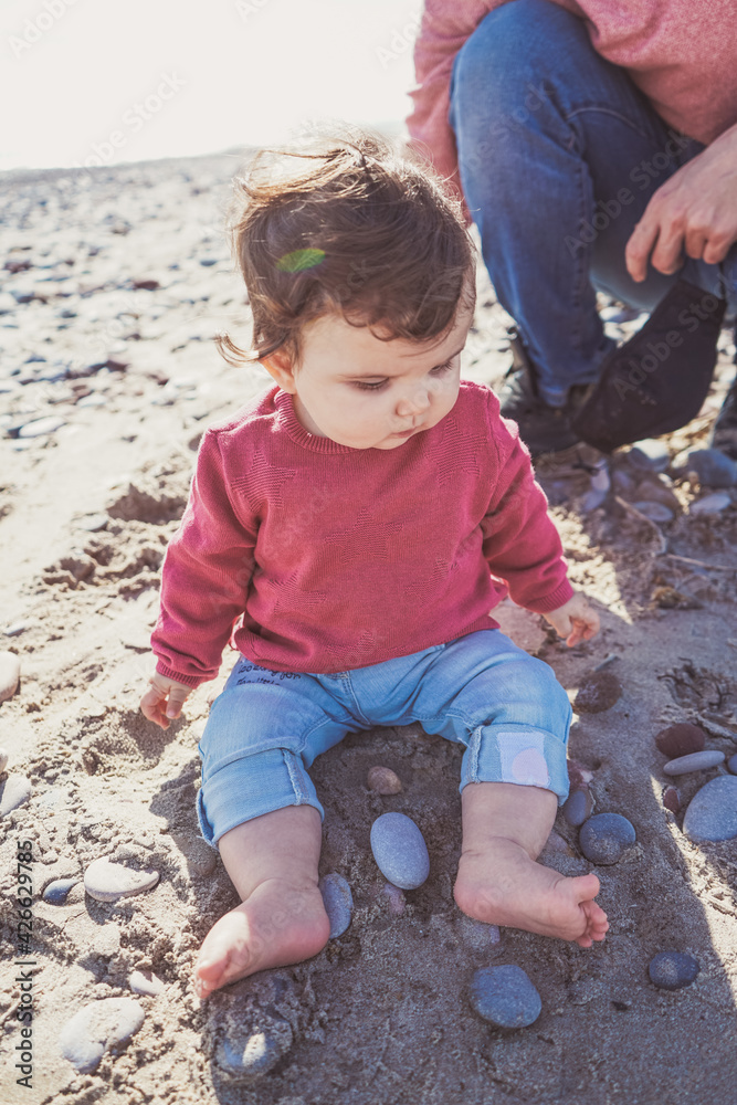 Naklejka premium Young dad have a great day at the beach with his dauther