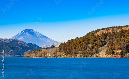芦ノ湖と富士山 冬景